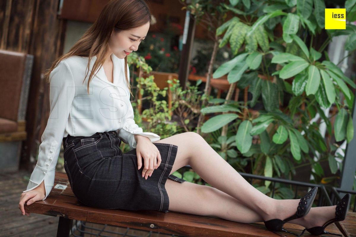 紫紫《紫紫知性灰丝》丝足美腿写真