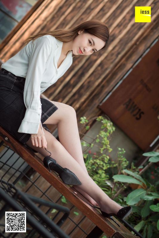 紫紫《紫紫知性灰丝》丝足美腿写真
