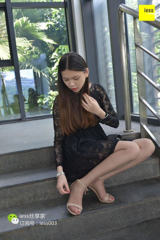 七七  《没有什么比棕色更性感的了》 丝足写真