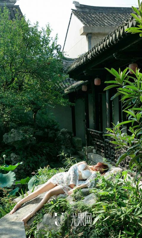 苏小曼 - 醉卧花底 写真套图