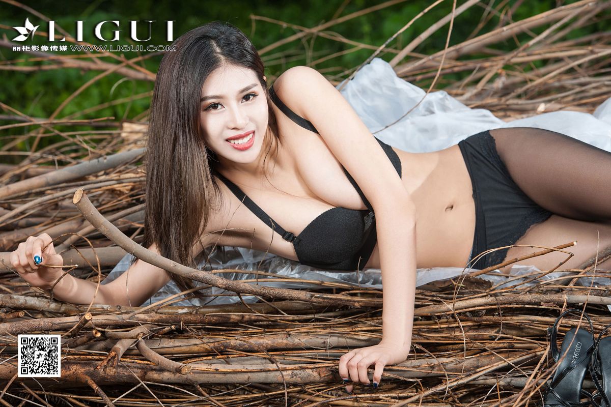 Model 佳佳 户外极品黑丝美足