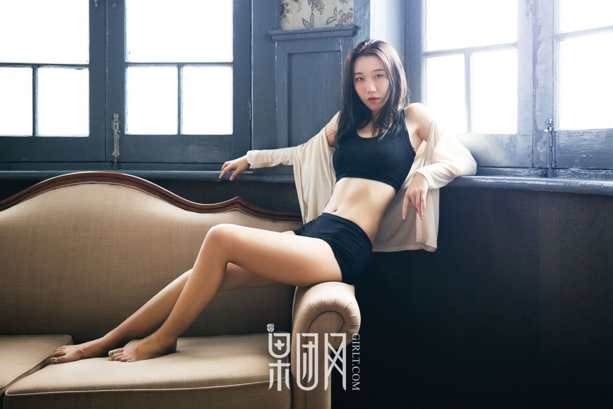 19禁！女博士大尺度演绎性感慵懒风