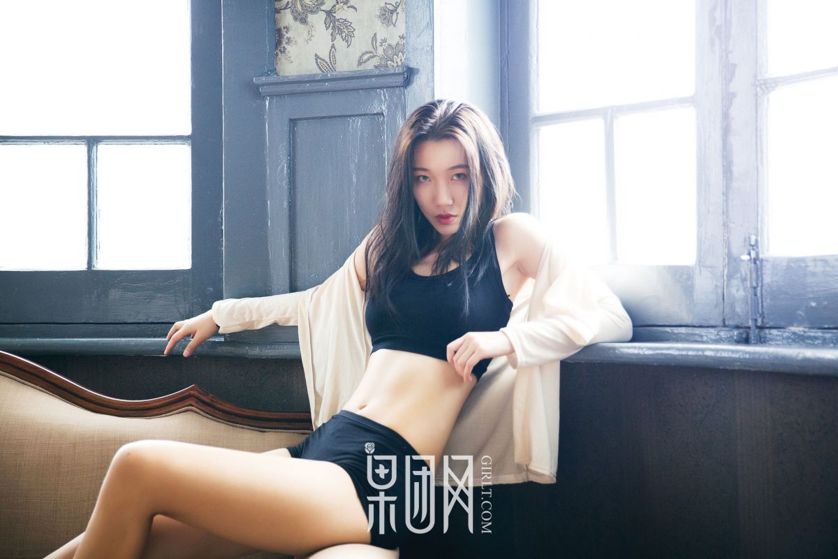 19禁！女博士大尺度演绎性感慵懒风