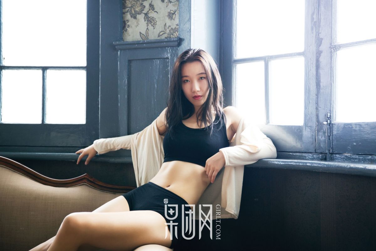 19禁！女博士大尺度演绎性感慵懒风