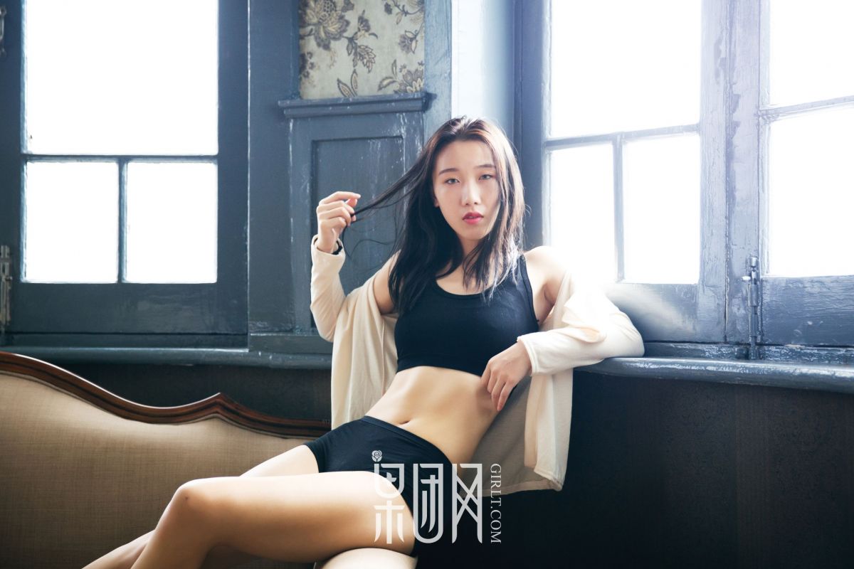 19禁！女博士大尺度演绎性感慵懒风