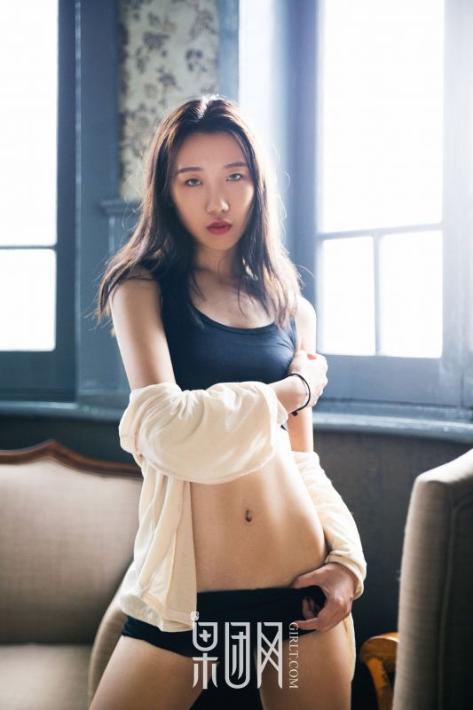 19禁！女博士大尺度演绎性感慵懒风
