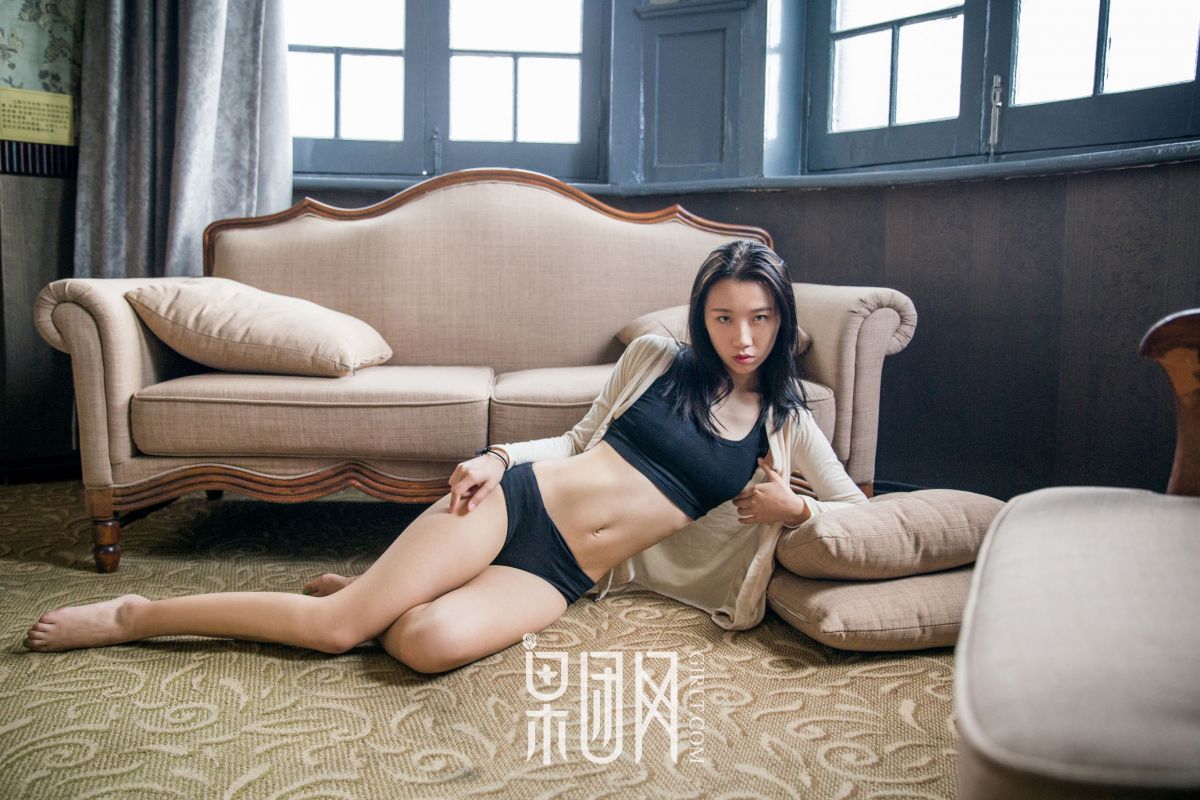 19禁！女博士大尺度演绎性感慵懒风
