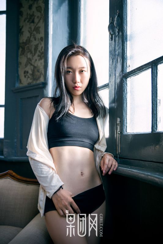 19禁！女博士大尺度演绎性感慵懒风