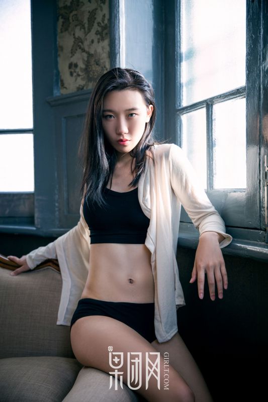 19禁！女博士大尺度演绎性感慵懒风