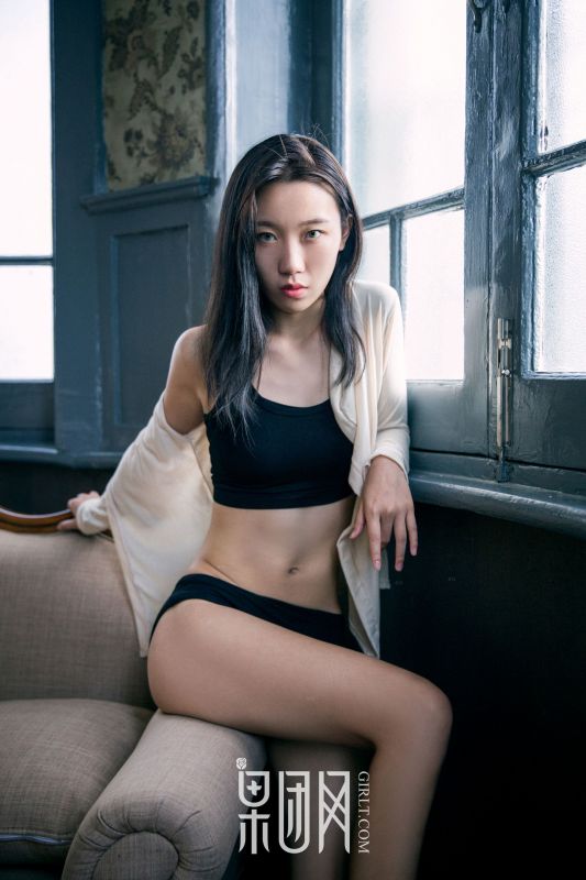 19禁！女博士大尺度演绎性感慵懒风