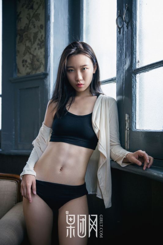 19禁！女博士大尺度演绎性感慵懒风