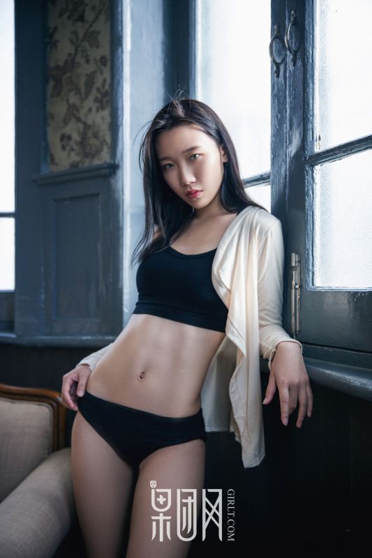 19禁！女博士大尺度演绎性感慵懒风