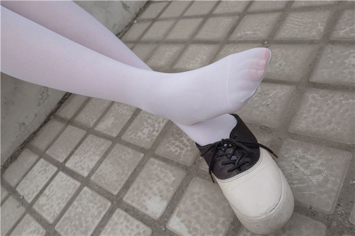 [萝莉控]天台上的蓝色衬衫黄短裙[83P]