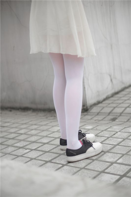 [萝莉控]天台上的蓝色衬衫黄短裙[83P]