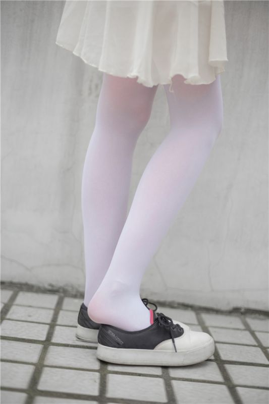 [萝莉控]天台上的蓝色衬衫黄短裙[83P]