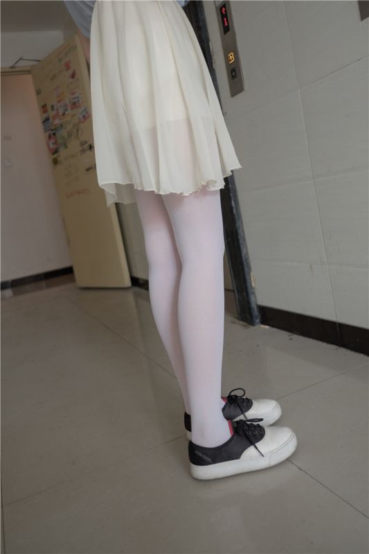 [萝莉控]天台上的蓝色衬衫黄短裙[83P]