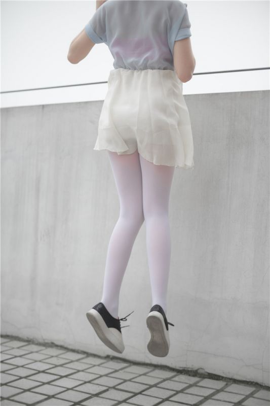 [萝莉控]天台上的蓝色衬衫黄短裙[83P]