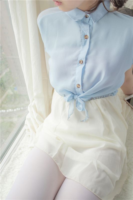[萝莉控]天台上的蓝色衬衫黄短裙[83P]