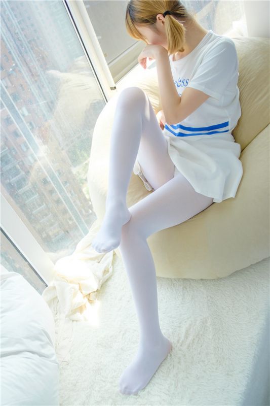 [萝莉控]白色短裙下的白丝美腿[94P]