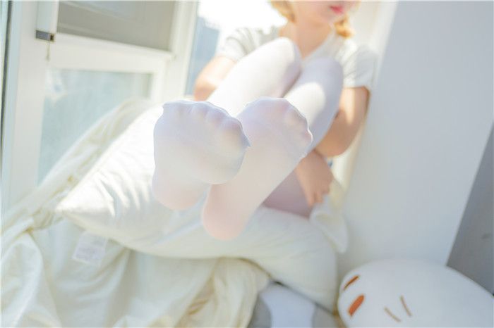 [萝莉控]白色短裙下的白丝美腿[94P]