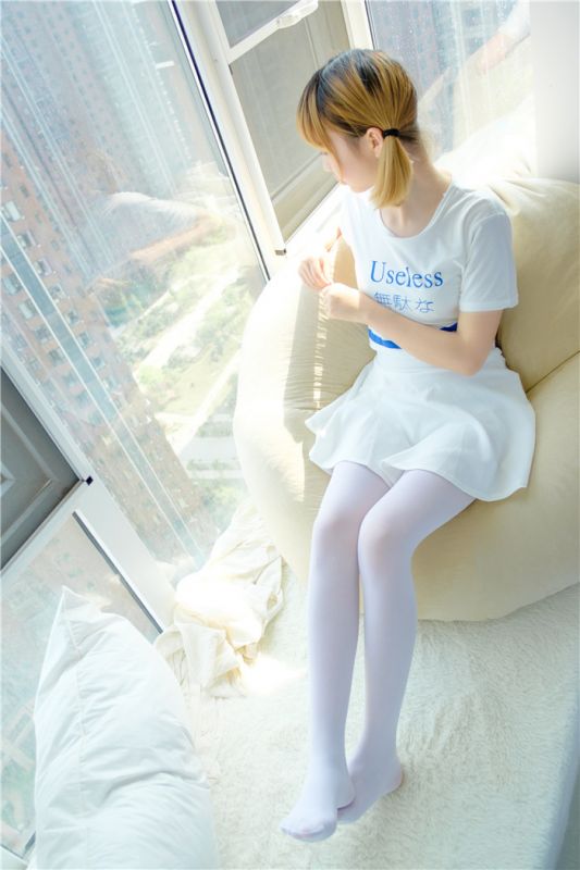 [萝莉控]白色短裙下的白丝美腿[94P]