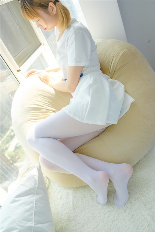 [萝莉控]白色短裙下的白丝美腿[94P]