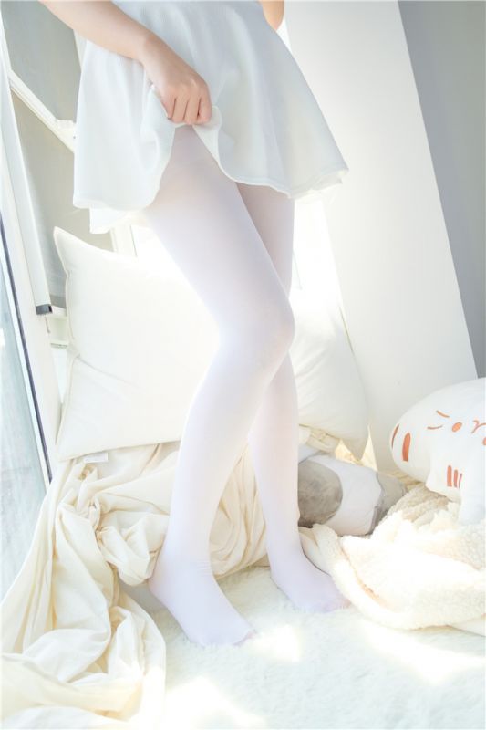 [萝莉控]白色短裙下的白丝美腿[94P]