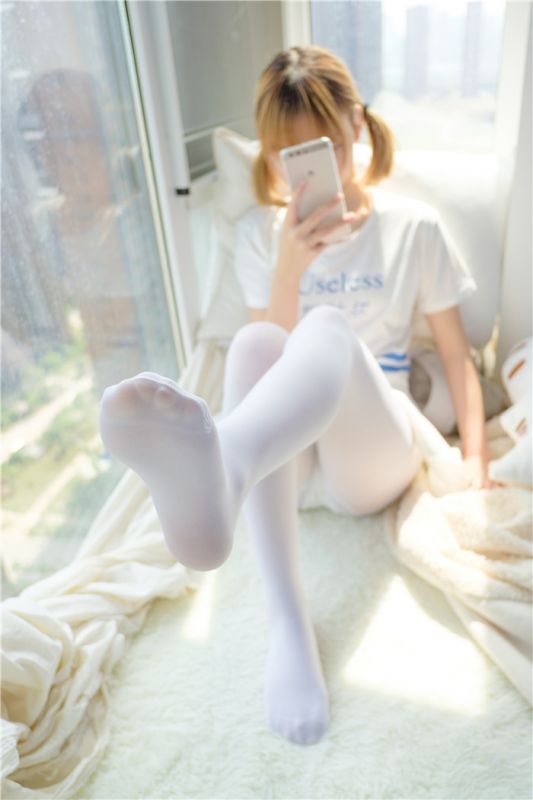 [萝莉控]白色短裙下的白丝美腿[94P]