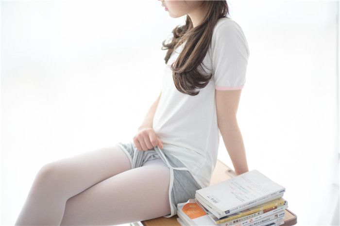 [萝莉控]灰色热裤双马尾[85P]