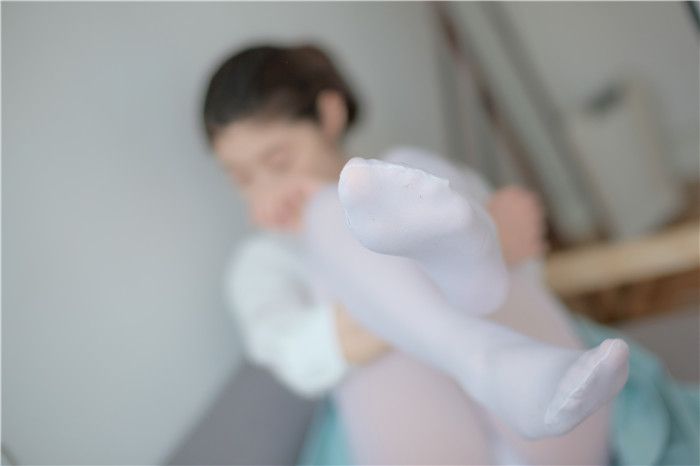 [萝莉控]绿豆灰白丝萝莉腿[94P]