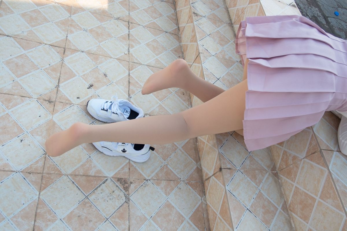 肉丝大胸妹 萝莉丝足写真套图