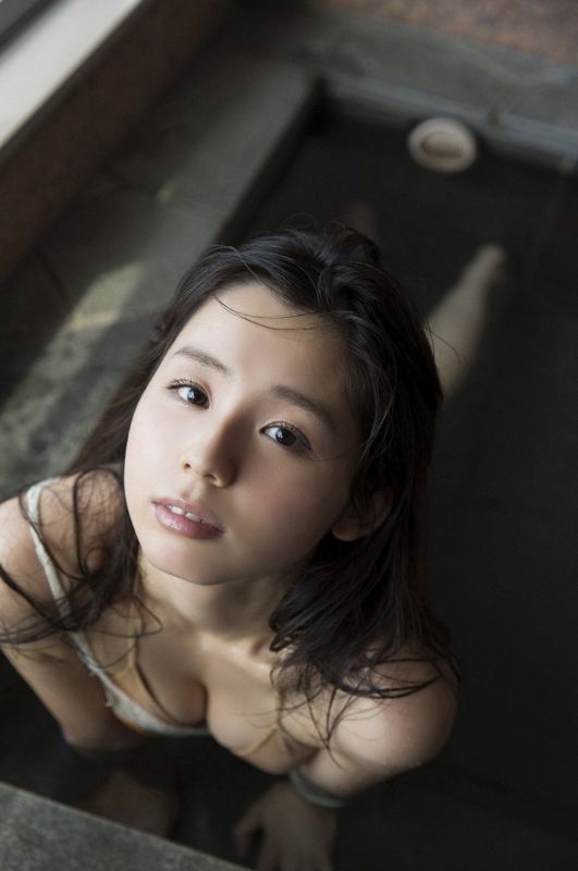穿着花色泳衣的出浴美女[20P]