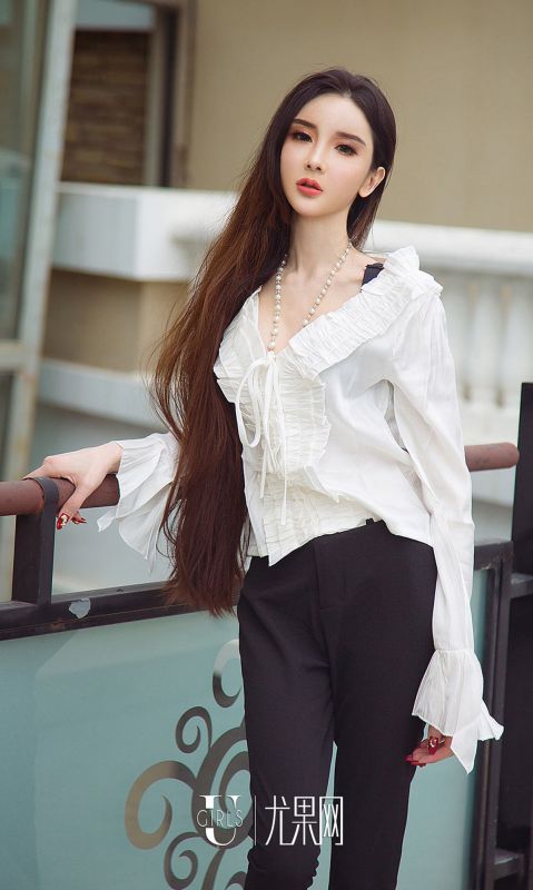 阿依努尔瓦娅 - 优雅冷美人