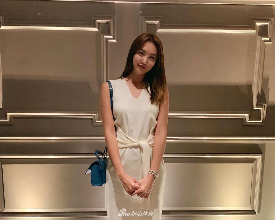 高尔夫氧气美女,笑颜长腿身材一级棒〔26P〕