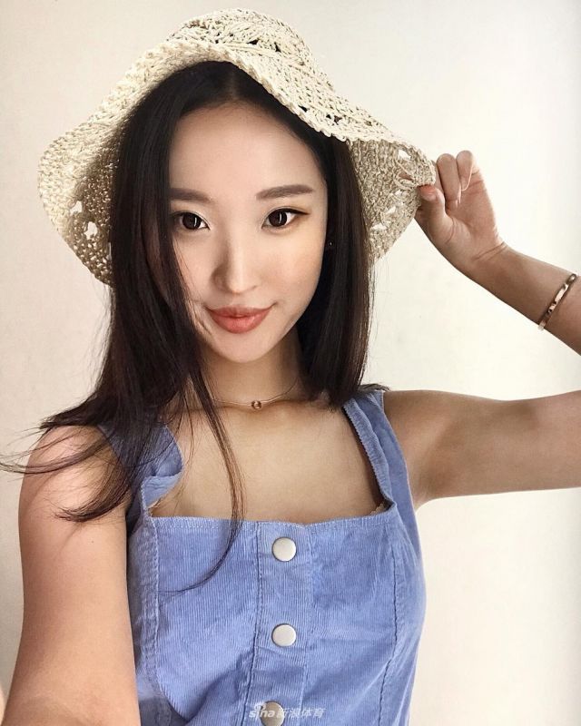 韩国美女模特打高尔夫 逆天长腿吸睛[25P]