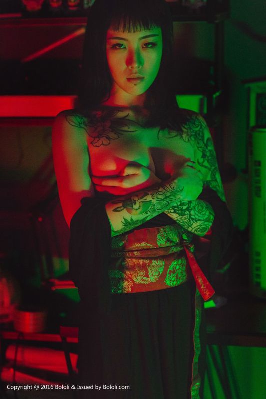 王思匀 - 纹身少女的风情 写真套图