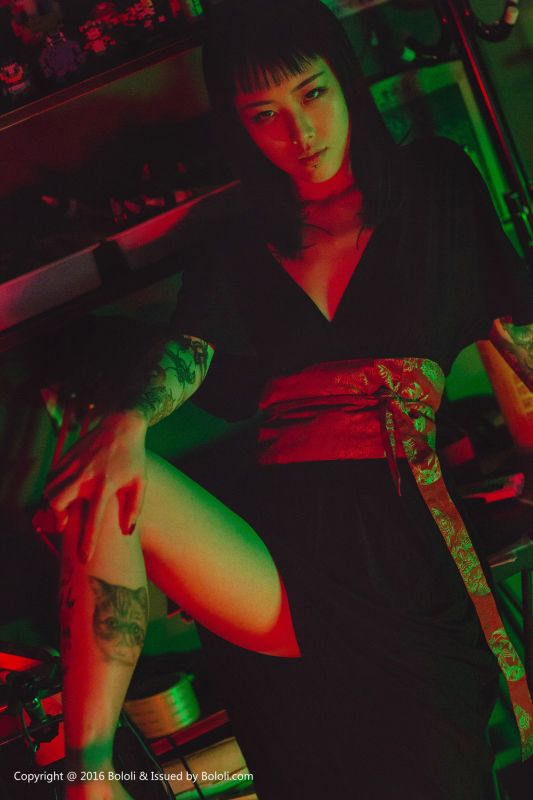 王思匀 - 纹身少女的风情 写真套图