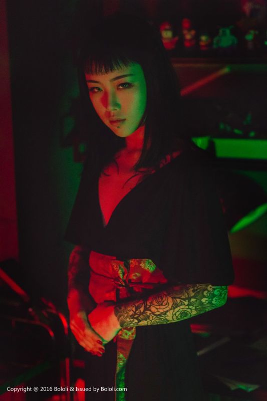 王思匀 - 纹身少女的风情 写真套图