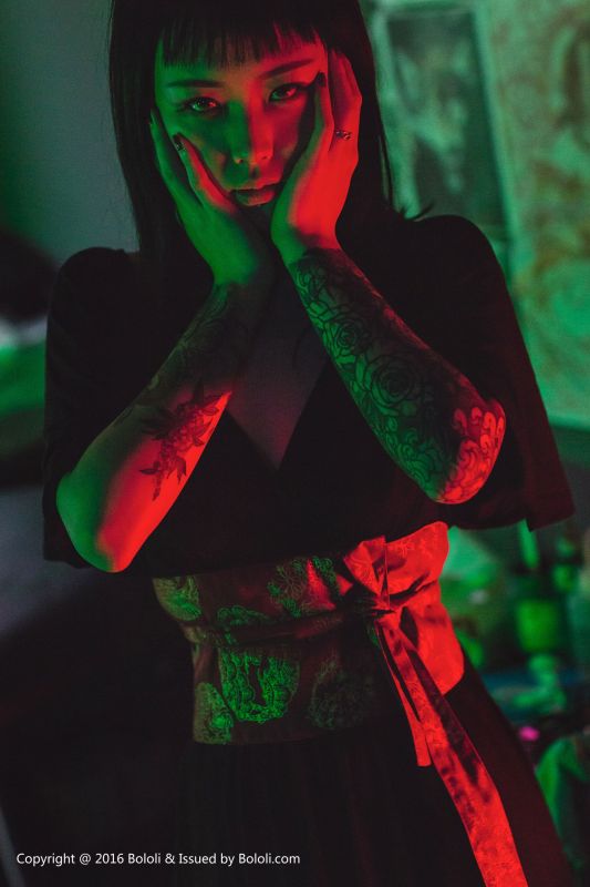 王思匀 - 纹身少女的风情 写真套图