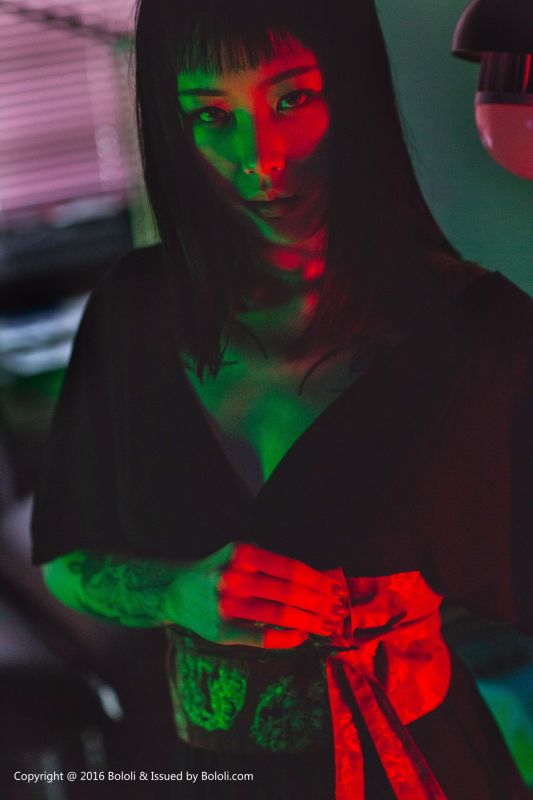 王思匀 - 纹身少女的风情 写真套图
