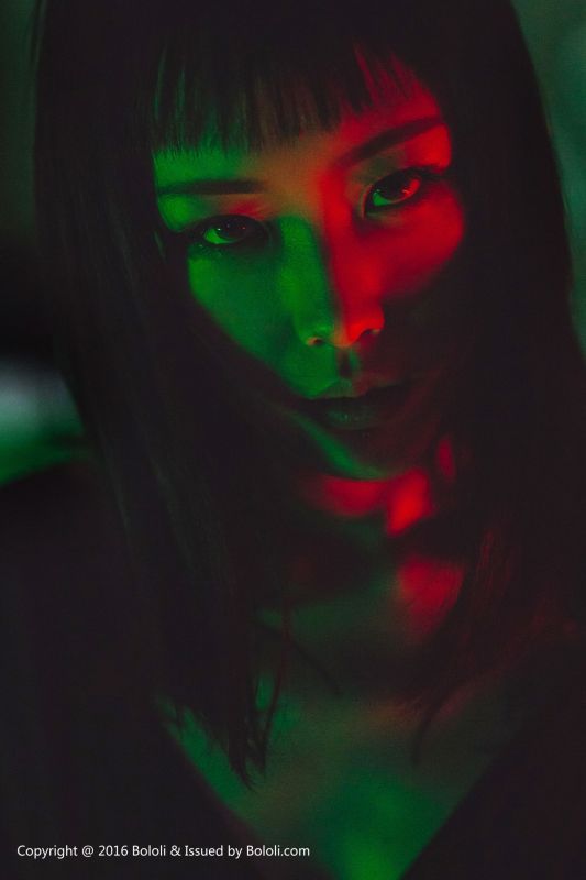 王思匀 - 纹身少女的风情 写真套图