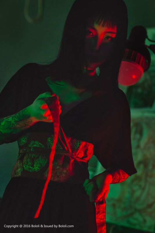 王思匀 - 纹身少女的风情 写真套图