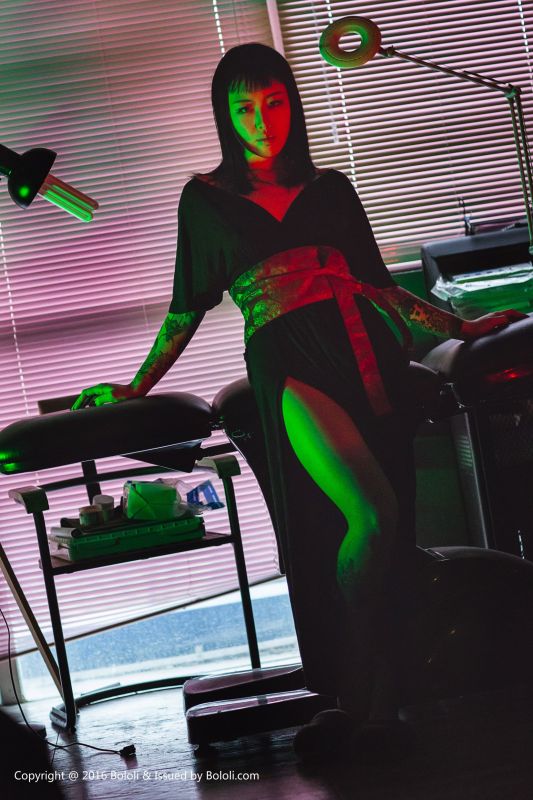 王思匀 - 纹身少女的风情 写真套图