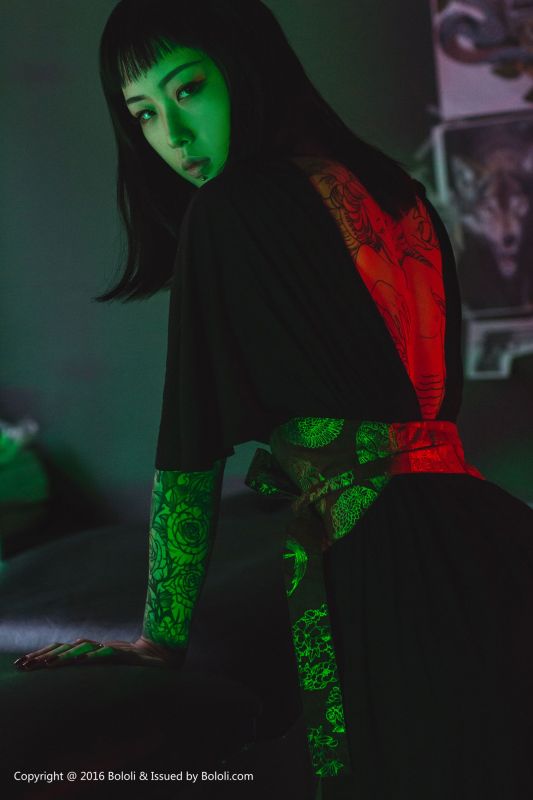 王思匀 - 纹身少女的风情 写真套图