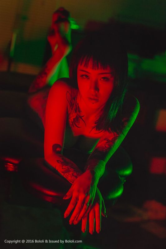 王思匀 - 纹身少女的风情 写真套图