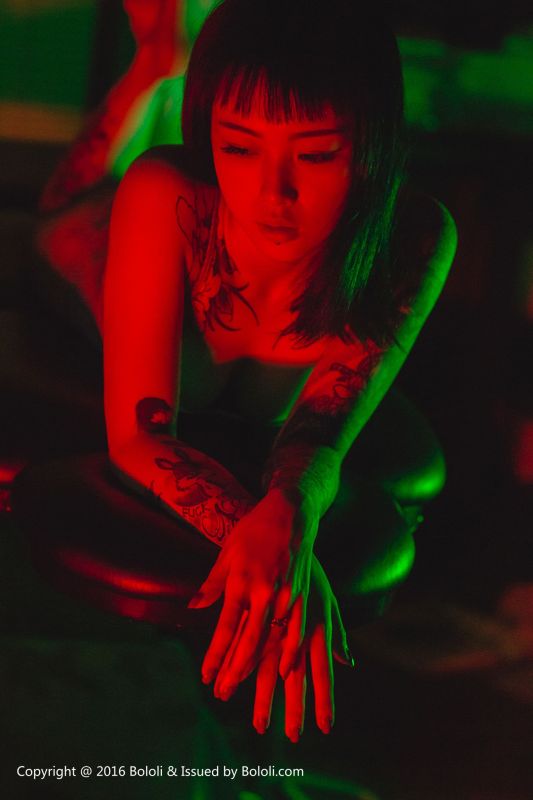 王思匀 - 纹身少女的风情 写真套图