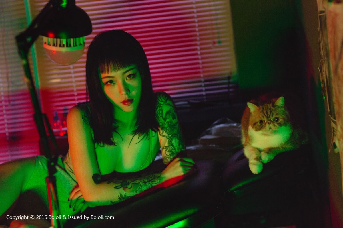 王思匀 - 纹身少女的风情 写真套图