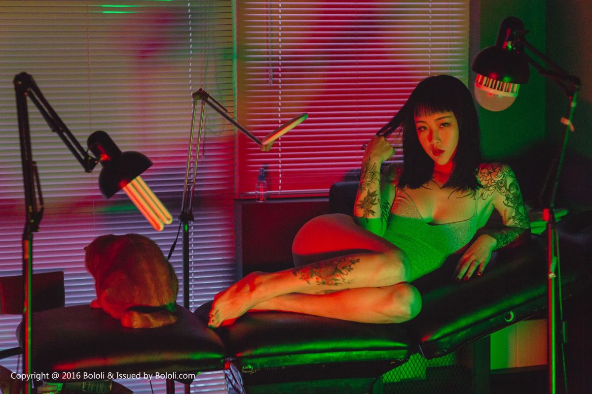 王思匀 - 纹身少女的风情 写真套图