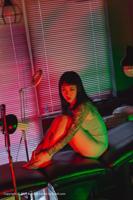 王思匀 - 纹身少女的风情 写真套图