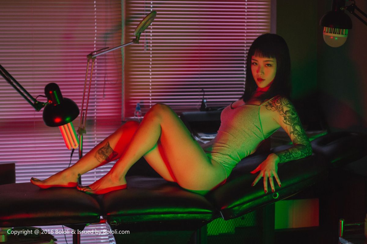 王思匀 - 纹身少女的风情 写真套图